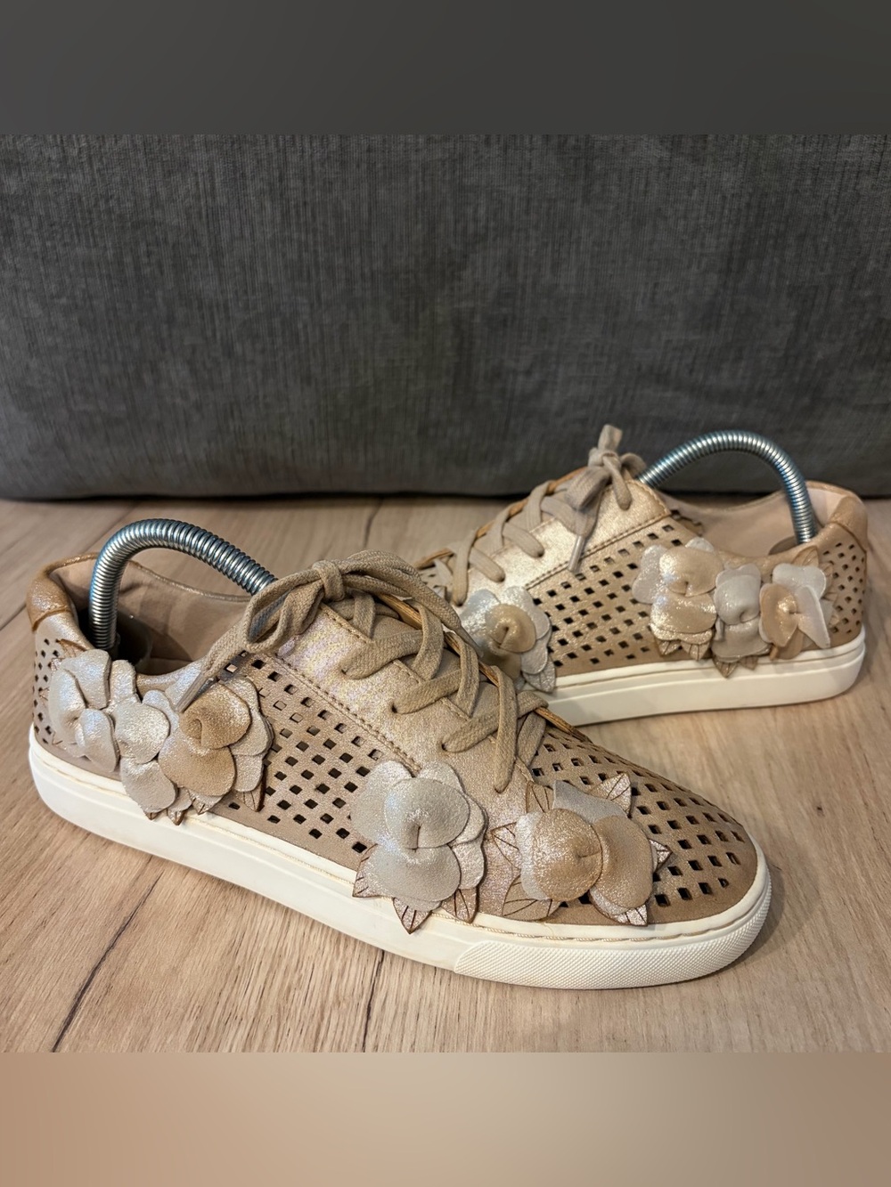 VINCE CAMUTO BRELLIA METALLIC LEATHER FLORAL WOMEN SNEAKERS SIZE 8.5